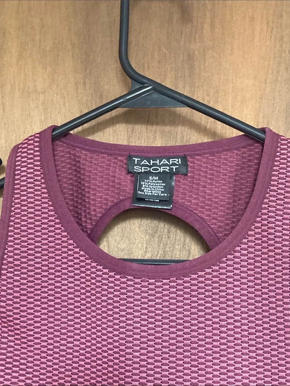 Tahari sport bubble knit keyhole sports bra top S / M